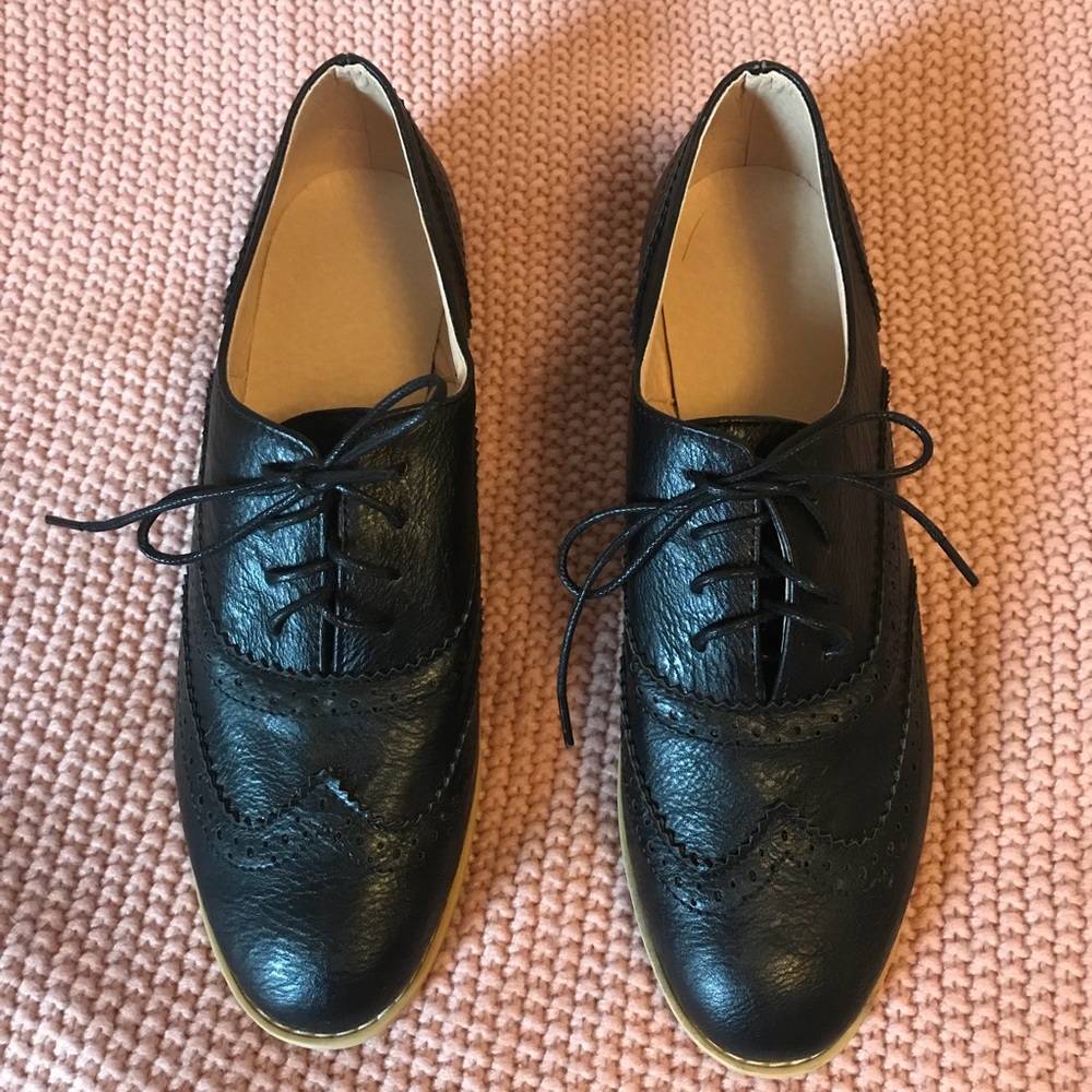 Women’s Lace Up Oxfords with Brogue Detailing